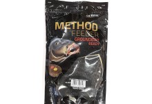 Jaxon Method Feeder Groundbait Ready Black Halibut 750 Gramm Fertiges Futter für Karpfen und andere Fische